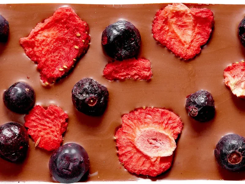 Czekolada Mleczna BIO czarna porzeczka i truskawka - obrazek 2